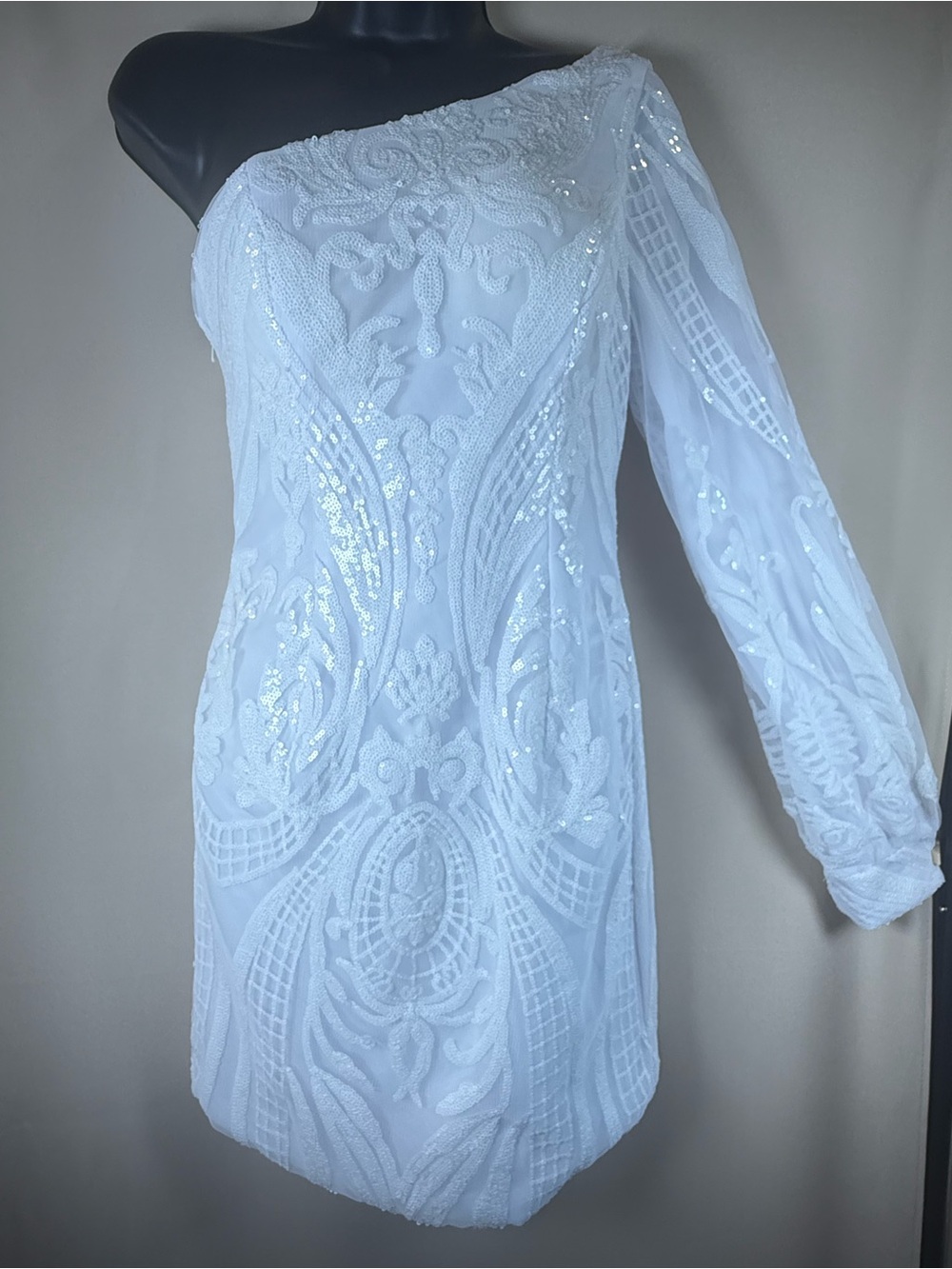 WHITE BEADED SEQUINS ONE SHOULDER TIGHT
HOMECOMING DRESS SZ 4